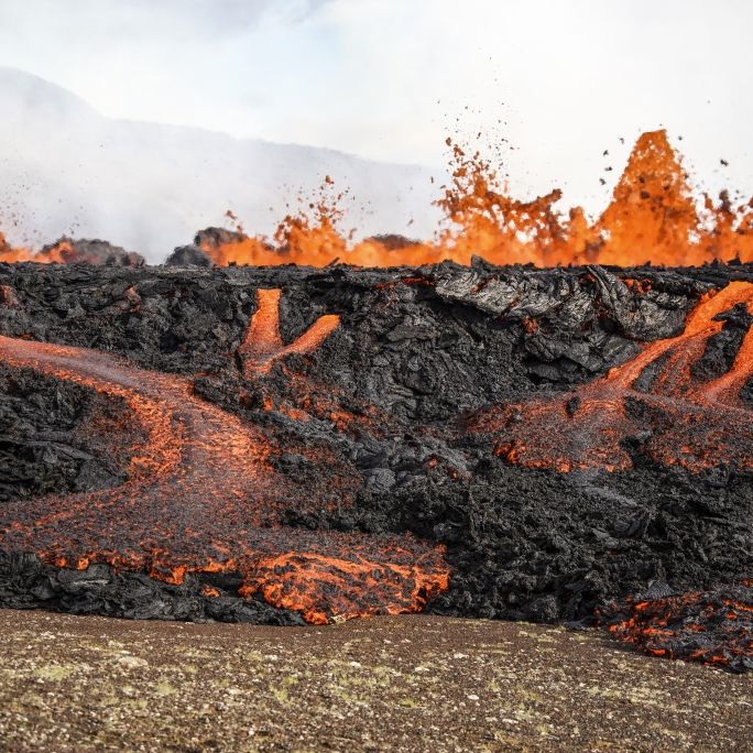 Nach Erdbebenserie! Lava schießt aus 300-Meter-Erdriss