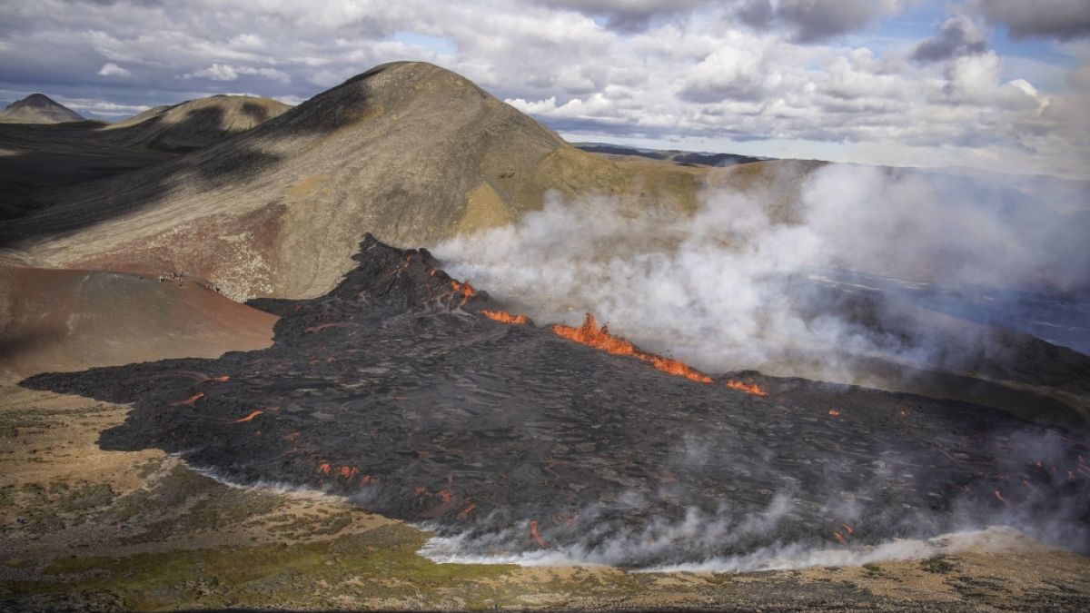 Lava fließt aus dem Vulkan Fagradalsfjall. (Foto)