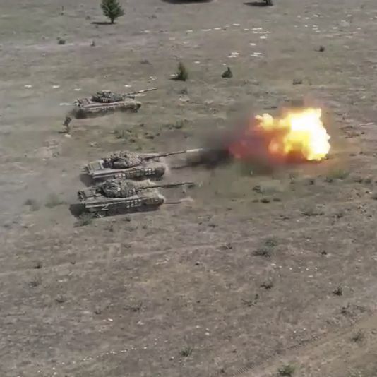 Munition detoniert! Putin-Panzer fliegt zweimal in die Luft
