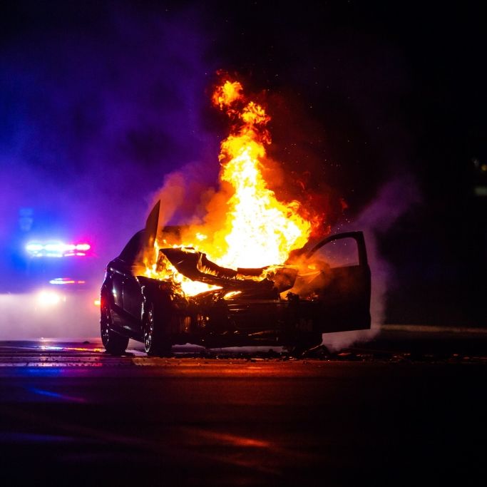 Über Rot gerast! Mercedes crasht in den Querverkehr und reißt sechs Menschen in den Tod