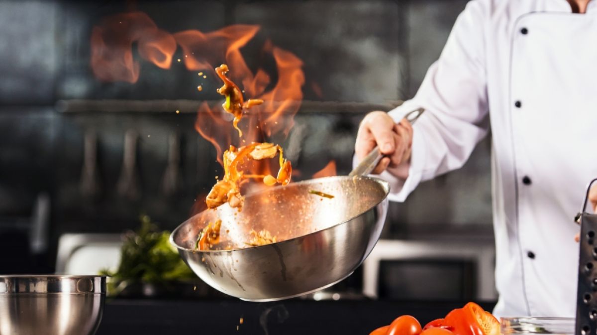 Die britische Gastro-Szene trauert um Alastair Cook: Der beliebte TV-Koch ist mit 72 Jahren gestorben (Symbolfoto). (Foto)