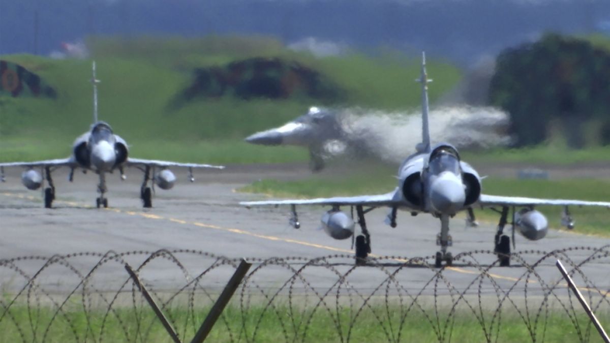 Mirage-Kampfjets der taiwanesischen Luftwaffe rollen auf einem Luftwaffenstützpunkt in Hsinchu. (Foto)