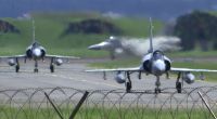 Mirage-Kampfjets der taiwanesischen Luftwaffe rollen auf einem Luftwaffenstützpunkt in Hsinchu.