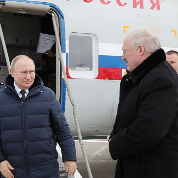 Wie lange hält sich Putin-Kumpel Alexander Lukaschenko (r.) noch in Belarus an der Macht?