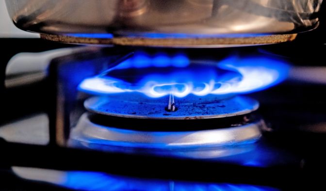 Wenn die Mehrwertsteuer auf die Gas-Umlage entfällt, könnten Haushalte Geld einsparen.