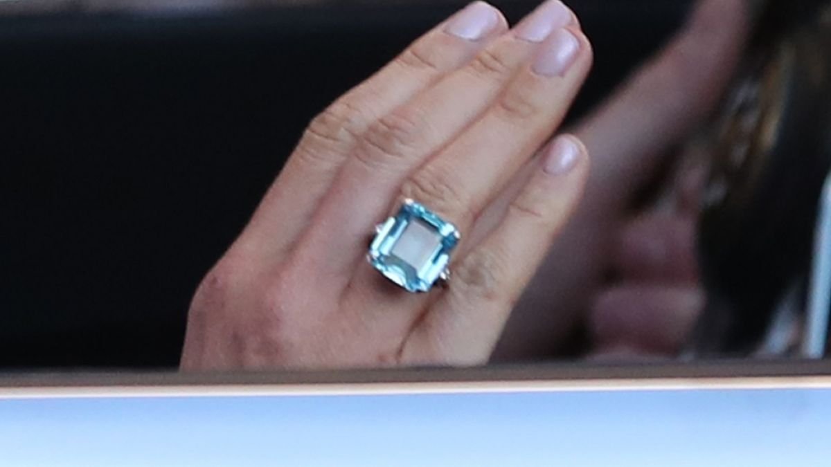 Dieser sagenhafte Aquamarin-Klunker gehörte einst Prinzessin Diana - Meghan Markle durfte den Ring zu ihrer Hochzeitsfeier tragen. (Foto)