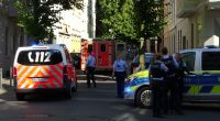 In Dortmund ist ein Polizeieinsatz eskaliert, nachdem die Beamten von einem Jugendlichen mit einem Messer angegriffen wurden.