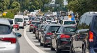 Auf Deutschlands Autobahnen wie hier auf der A7 droht am Wochenende erhöhte Staugefahr, wie der ADAC warnt.