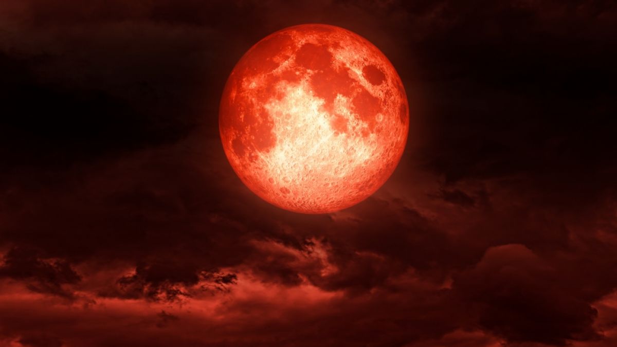 Prophezeit der rote Blitzmond im August etwa Unwetter? (Foto)