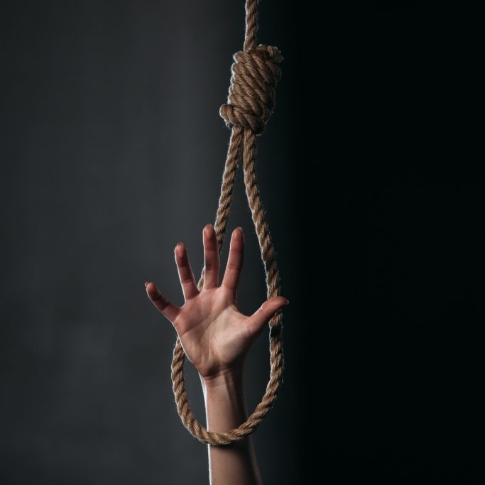 Frau erhängt und angezündet auf Rummelplatz entdeckt