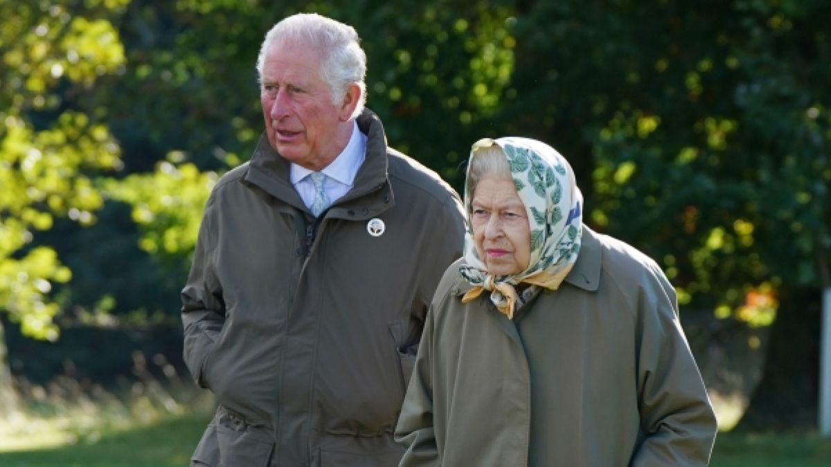 Eine Rekordkönigin und ihr Nachfolger: Gerüchten zufolge soll der Machtwechsel im Hause Windsor bereits in vollem Gange sein. (Foto)