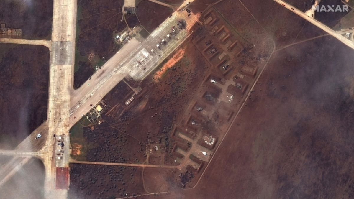 Satellitenbilder zeigen jetzt einen zerstörten russischen Luftwaffenstützpunkt auf der Krim. (Foto)