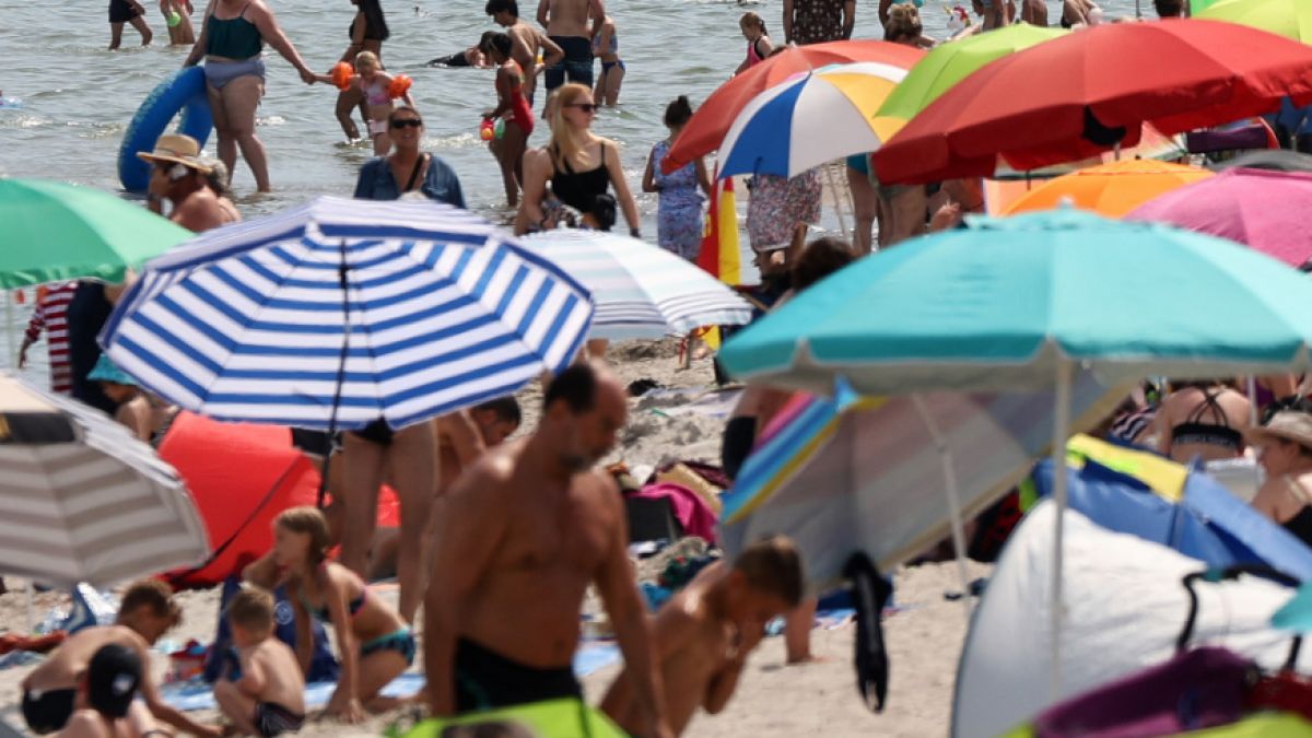 Eine Frau wurde an einem Strand von einem Sonnenschirm aufgespießt. (Foto)