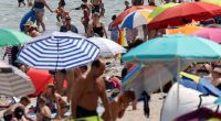 Eine Frau wurde an einem Strand von einem Sonnenschirm aufgespießt.