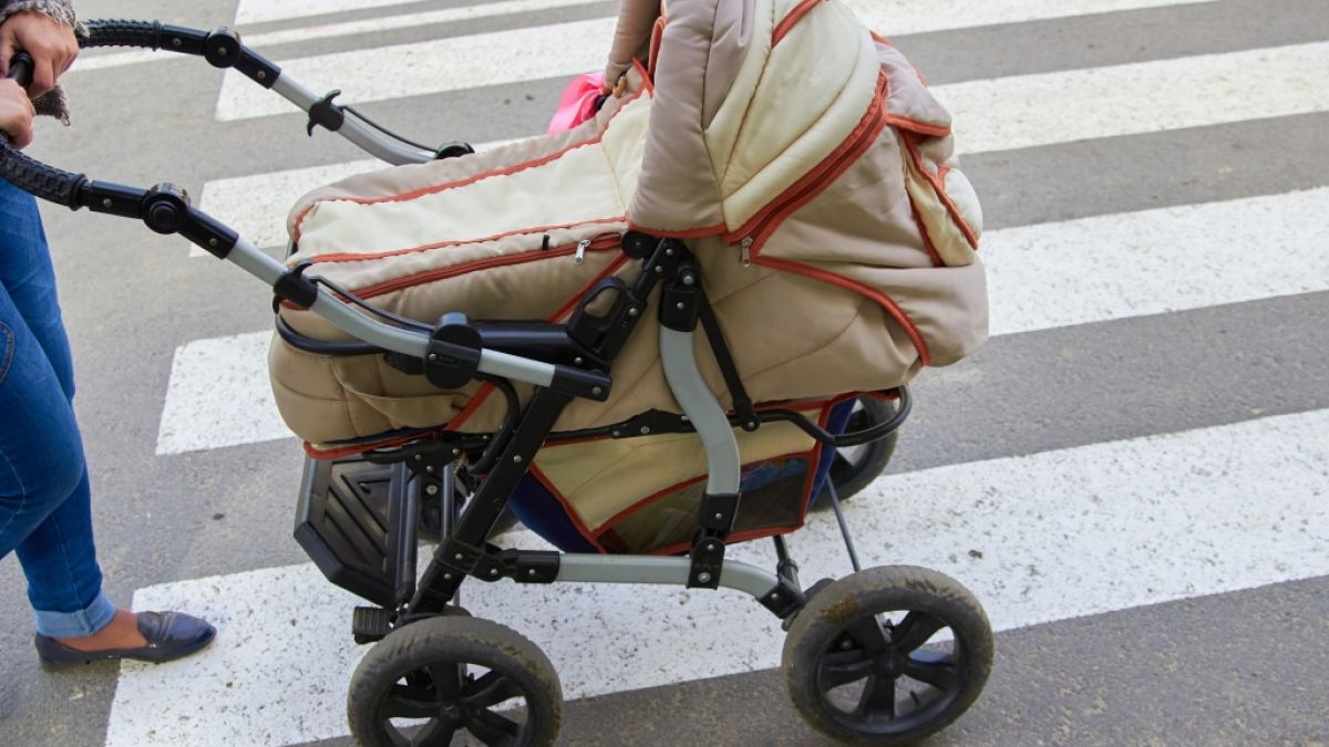 In New York raste ein Autofahrer in eine Frau mit einem Kinderwagen. (Symbolfoto) (Foto)