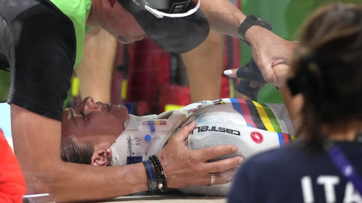 Entsetzen bei der Bahnrad-EM in München: Weltmeisterin Letizia Paternoster aus Italien musste nach einem schweren Sturz medizinisch behandelt werden. (Foto)