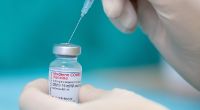 Ein neuer Impfstoff von Moderna soll gut vor der Omikron-Variante schützen.