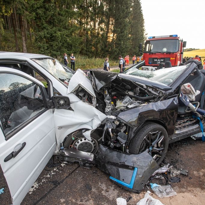 Autonomes Testfahrzeug kracht in Gegenverkehr - 1 Toter und 9 Schwerverletzte
