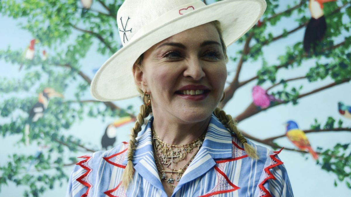 #Madonna: Libido-Warnton! Queen of Popmusik leckt Mann am ganzen Leib ab