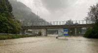 Eine überschwemmte Straße nach Starkregen bei Wolfurt in der Nähe von Bregenz, Vorarlberg, Österreich.