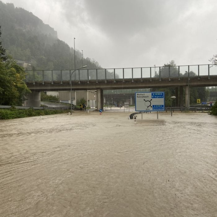 Schwere Unwetter im Alpenraum! Videos zeigen Überflutungen