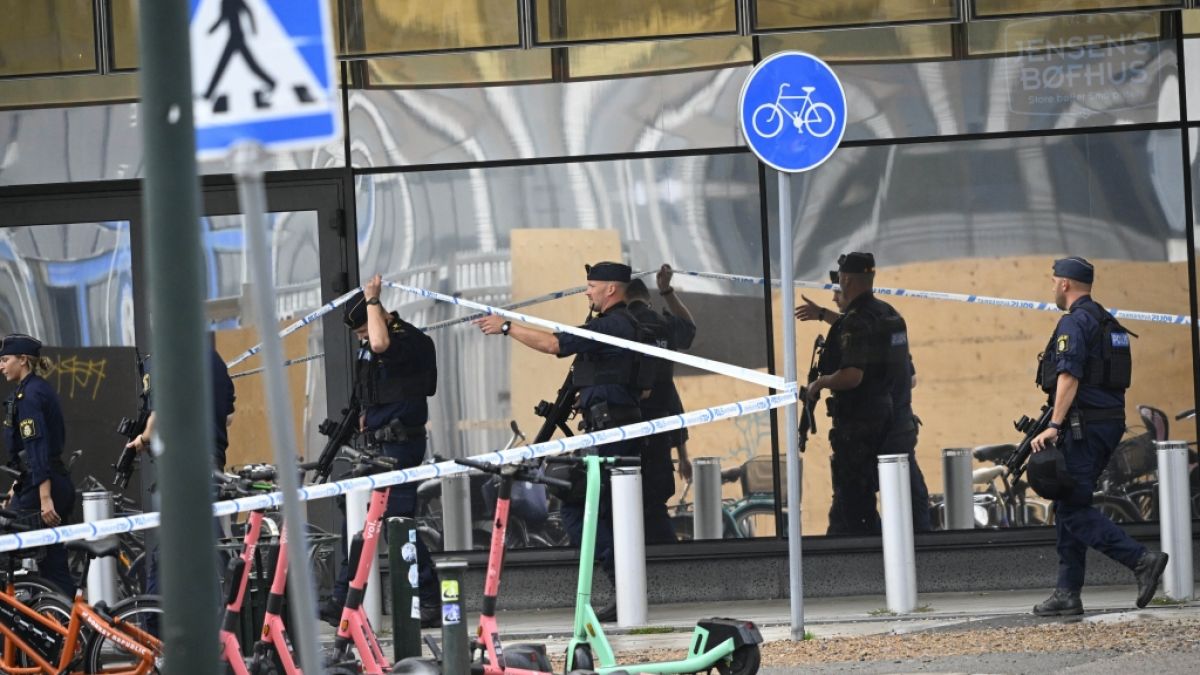 Die Polizei rückte am Freitag mit einem Großaufgebot in einem Einkaufszentrum in Malmö an. (Foto)