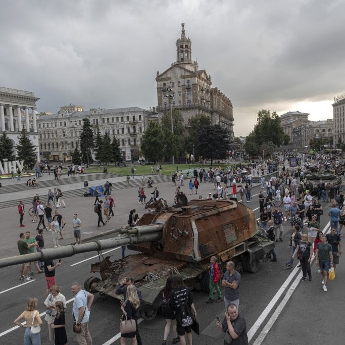 Schrott-Parade in Kiew! Ukraine zeigt zerstörte russische Panzer