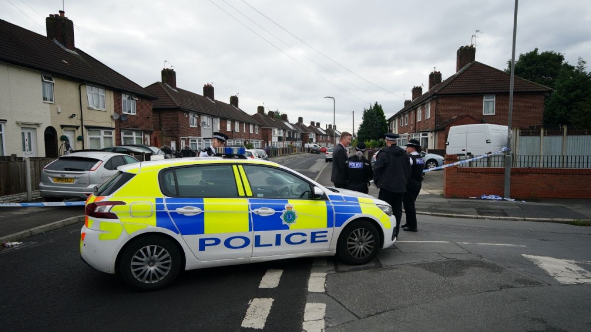 Polizei steht am Tatort in Knotty Ash, Liverpool, wo ein neunjähriges Mädchen von einem Unbekannten erschossen wurde. Beamte der Merseyside Police haben eine Mordermittlung eingeleitet. (Foto)