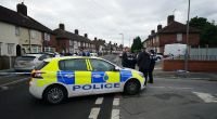 Polizei steht am Tatort in Knotty Ash, Liverpool, wo ein neunjähriges Mädchen von einem Unbekannten erschossen wurde. Beamte der Merseyside Police haben eine Mordermittlung eingeleitet.