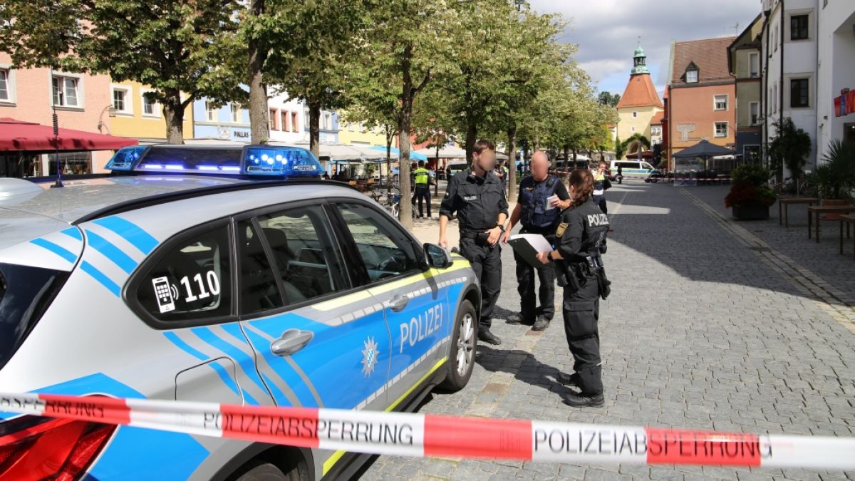 Nachdem eine Frau mit einem schwertähnlichen Gegenstand mehrere Menschen verletzte, sperrte die Polizei den Tatort in Weiden ab. (Foto)