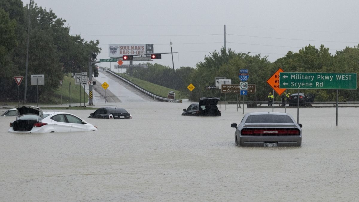 Durch heftige Regenfälle wurden Straßen in Dallas überschwemmt. (Foto)