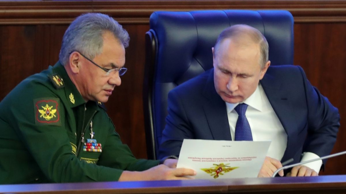 Wladimir Putin im Gespräch mit seinem Verteidigungsminister Sergej Schoigu. (Foto)