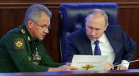 Wladimir Putin im Gespräch mit seinem Verteidigungsminister Sergej Schoigu.