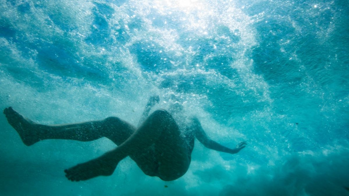 Eine junge Frau ist in einem Swimmingpool während eines Facebook-Live-Streams ertrunken (Symbolbild). (Foto)