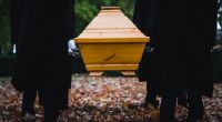 Ein dreijähriges Mädchen wachte auf seiner eigenen Beerdigung auf.