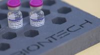 Schon Anfang September könnte der auf die Omikron-Variante angepasste Biontech-Impfstoff verfügbar sein.
