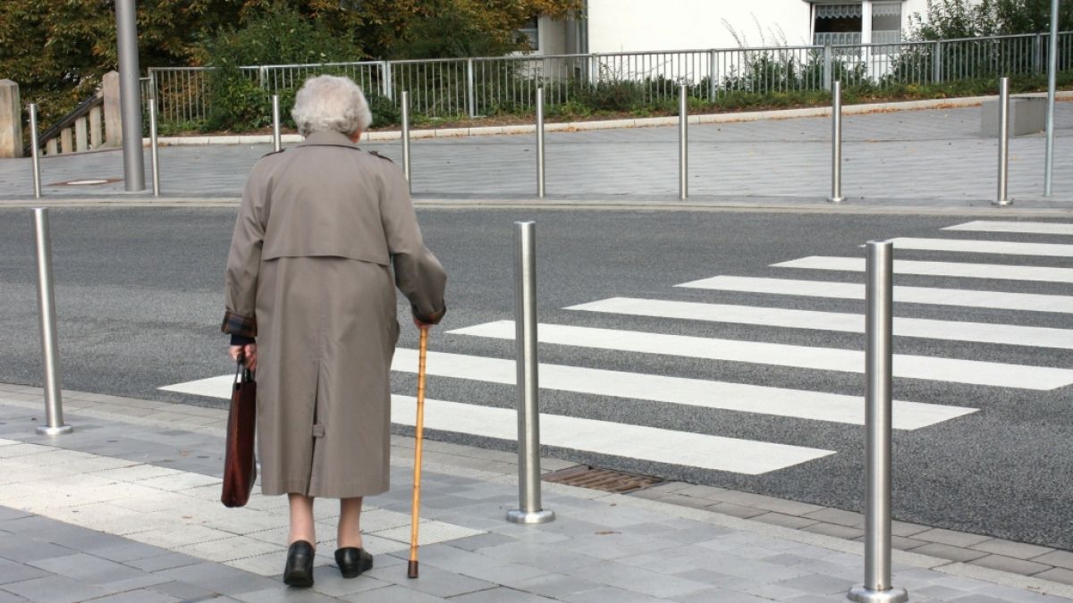 Eine ältere Dame hat in London eine Frau gegen Räuber verteidigt. (Foto)
