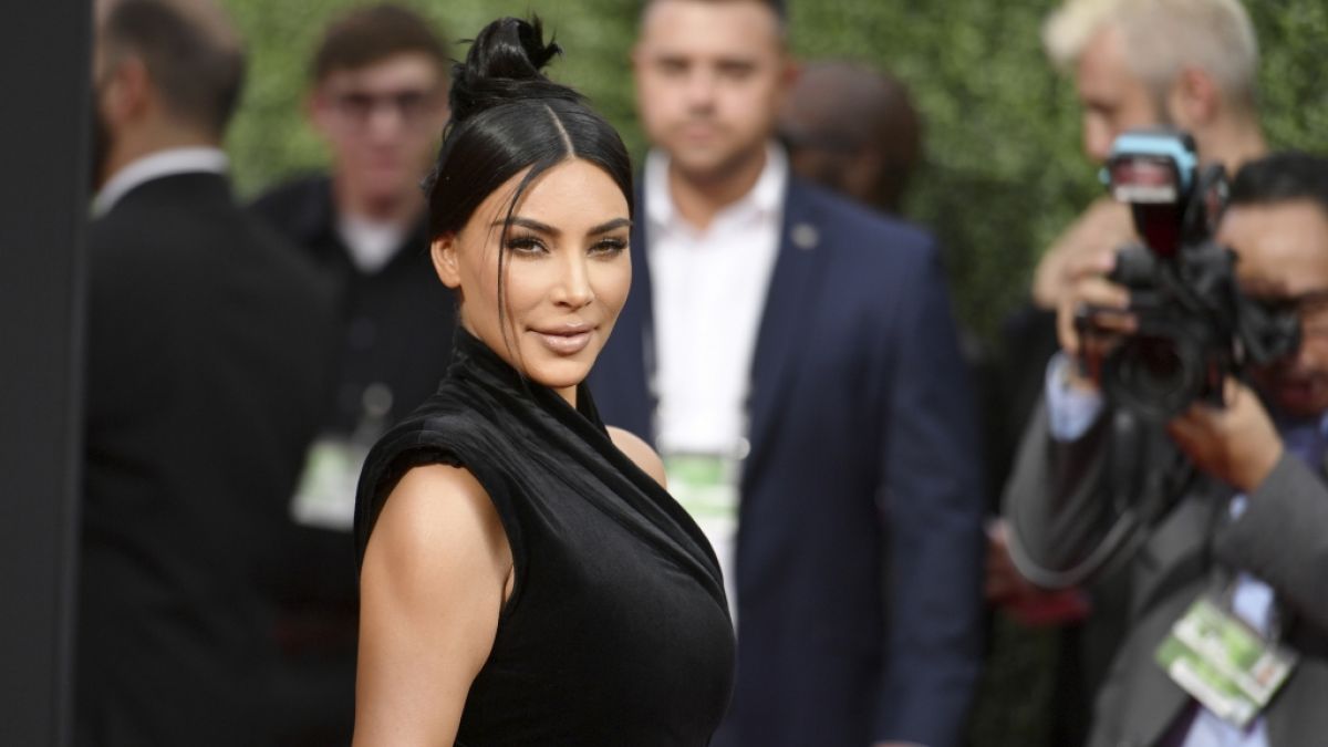 Kim Kardashian heizt im 80er-Jahre-Outfit ein. (Foto)