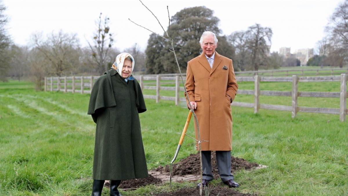 Queen Elizabeth II. bekommt dieser Tage auffällig oft Besuch von ihrem Sohn Prinz Charles, was Adelskenner aufhorchen lässt. (Foto)