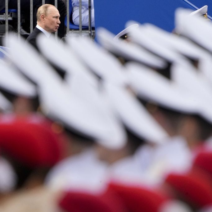 Schockierendes Video! Putin-Soldat posiert mit abgetrenntem Schädel