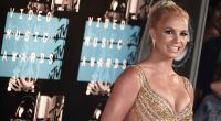 Britney Spears zieht obenrum blank.