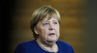 Ex-Kanzlerin Angela Merkel hat sich im Urlaub eine Knieverletzung zugezogen.