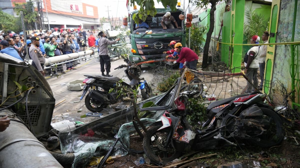 Kecelakaan fatal di Bekasi: Truk menabrak halte – setidaknya 10 tewas, termasuk 7 anak-anak