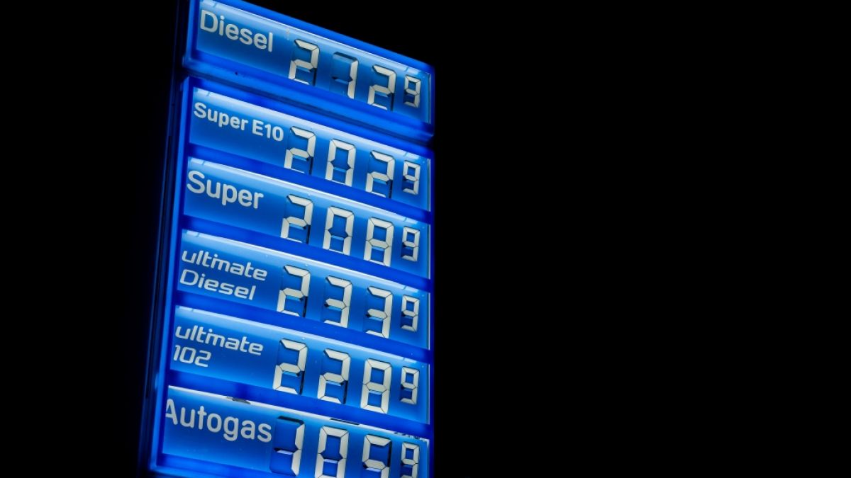 Die Preise an einer Berliner Tankstelle am Donnerstag, 1. September, kurz nach 2 Uhr morgens: Benzin und Diesel kostet mehr als 2 Euro. (Foto)