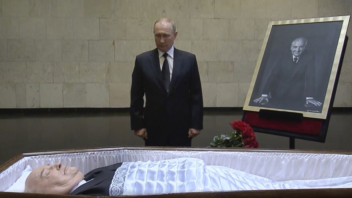 Wladimir Putin betrachtet den Leichnam von Michail Gorbatschow im Moskauer Zentralkrankenhaus. (Foto)