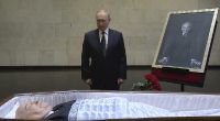 Wladimir Putin betrachtet den Leichnam von Michail Gorbatschow im Moskauer Zentralkrankenhaus.