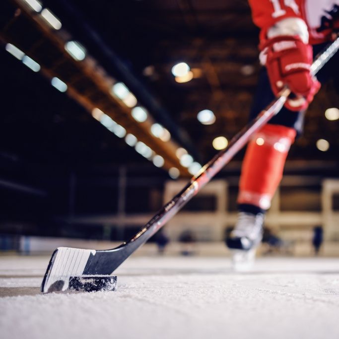 Eishockey-Nachwuchsstar (20) bricht bei Turnierspiel zusammen und stirbt