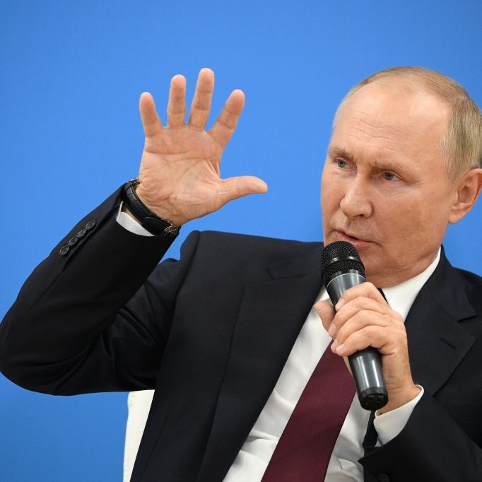 Schock-Auftritt! Kreml-Chef bewegt Beine völlig unkontrolliert