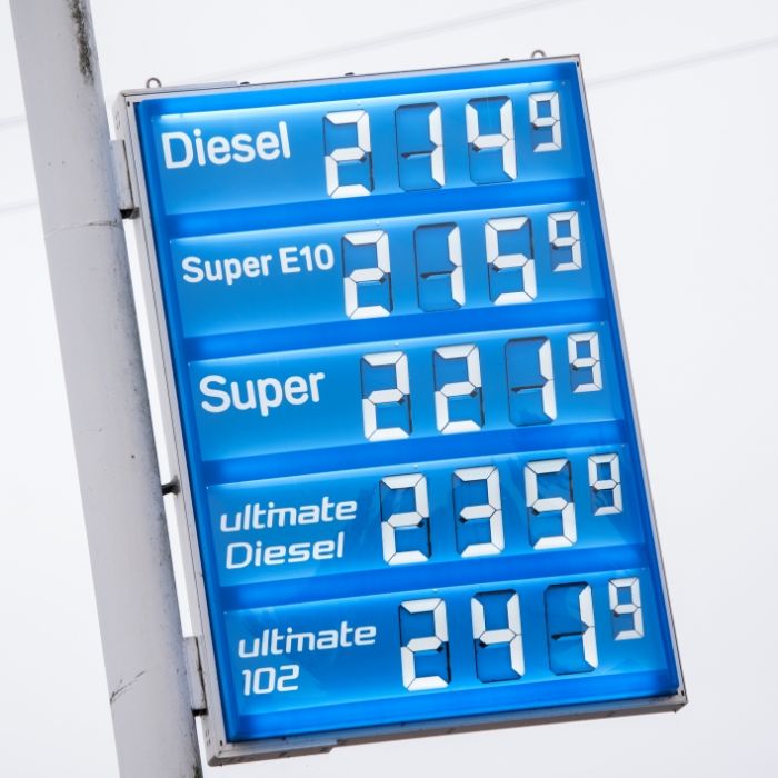 Unter zwei Euro! Wieso ist das Benzin im Ausland so billig?