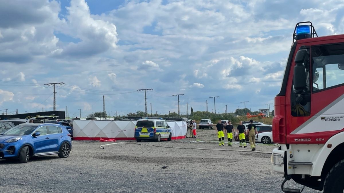 #Flugzeugabsturz in Duisburg: Kleinflugzeug stürzt während Zirkusveranstaltung ab – 2 Tote